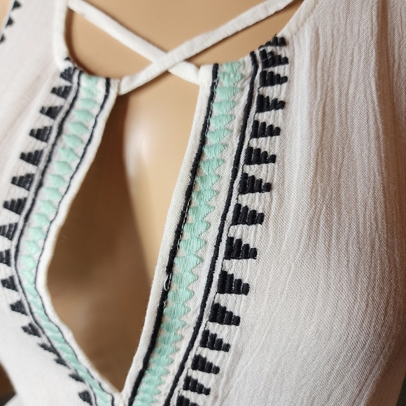 NWT Rip Curl white embroidered romper. - Picture 5 of 16